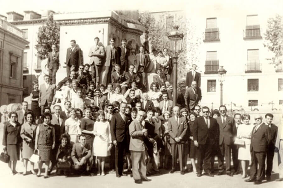 100 年前与 elzaburu 公司第一批成员的合影
