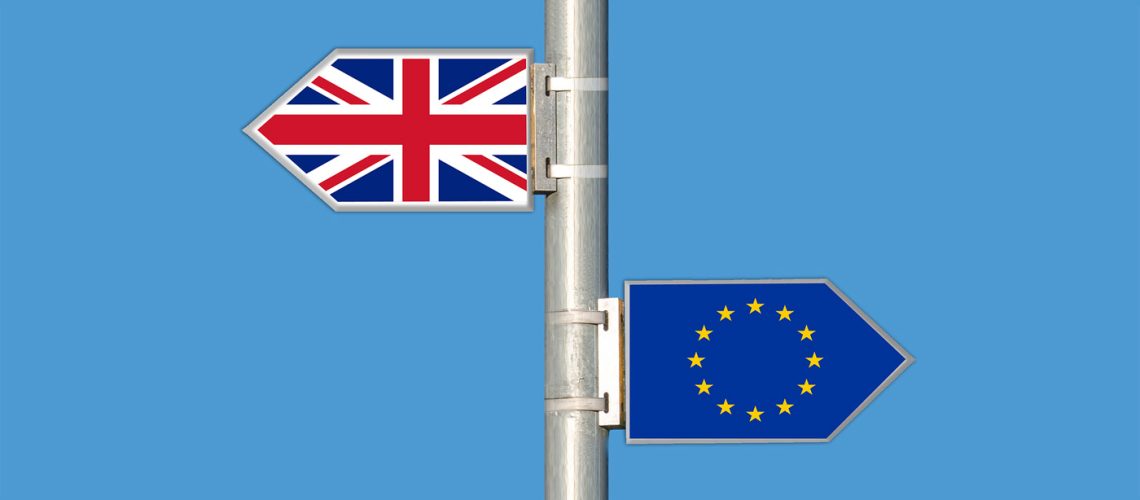 左边是英国，右边是欧盟的标志